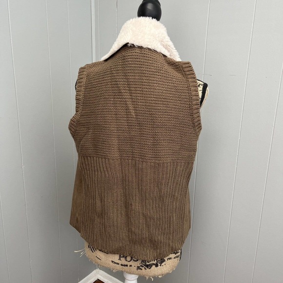 NEW Chelsea & Theodore Womens Faux‎ Suede And Fur Tan Vest Sweater Size Medium - Picture 3 of 8